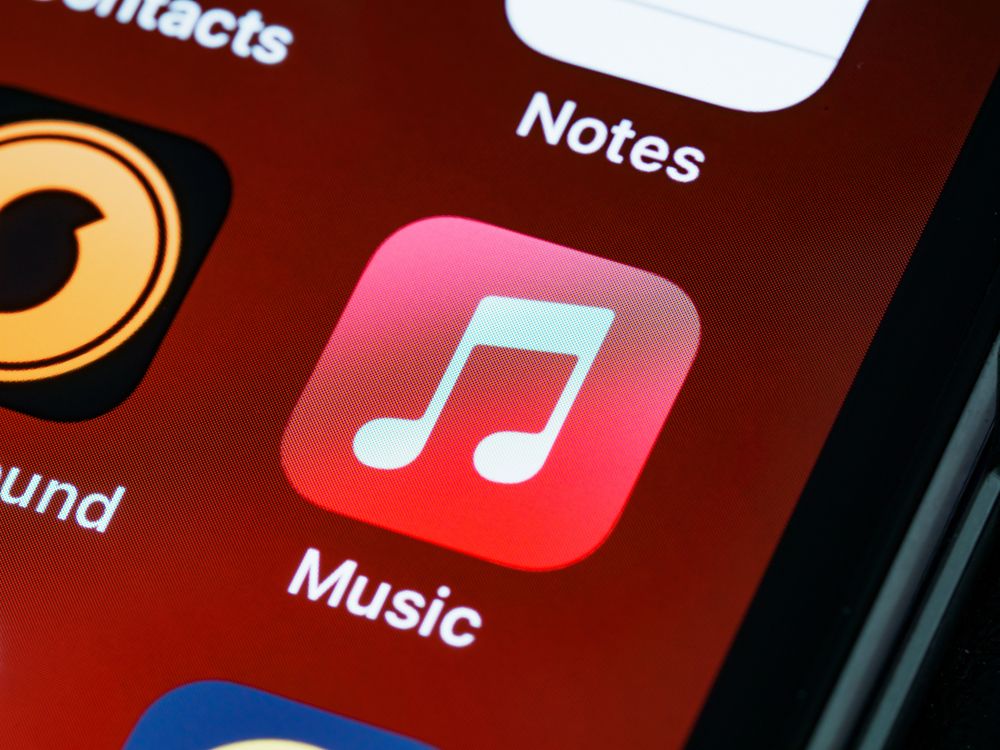 Wejście w ustawienia playlisty, wybranie opcji usunięcia i potwierdzenie decyzji w aplikacji Spotify.